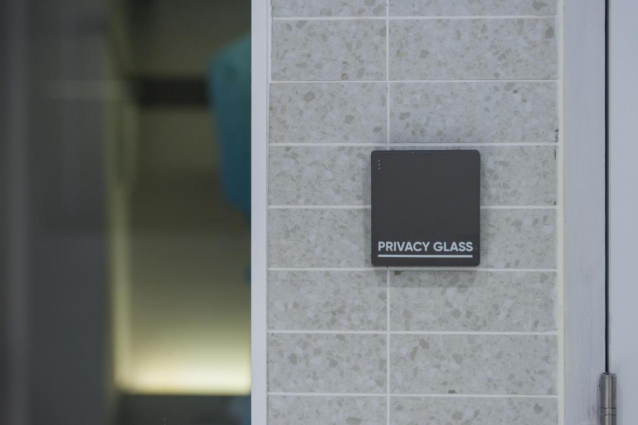 Arbour Hotel And Residence Pattaya Esterno foto Privacy glass